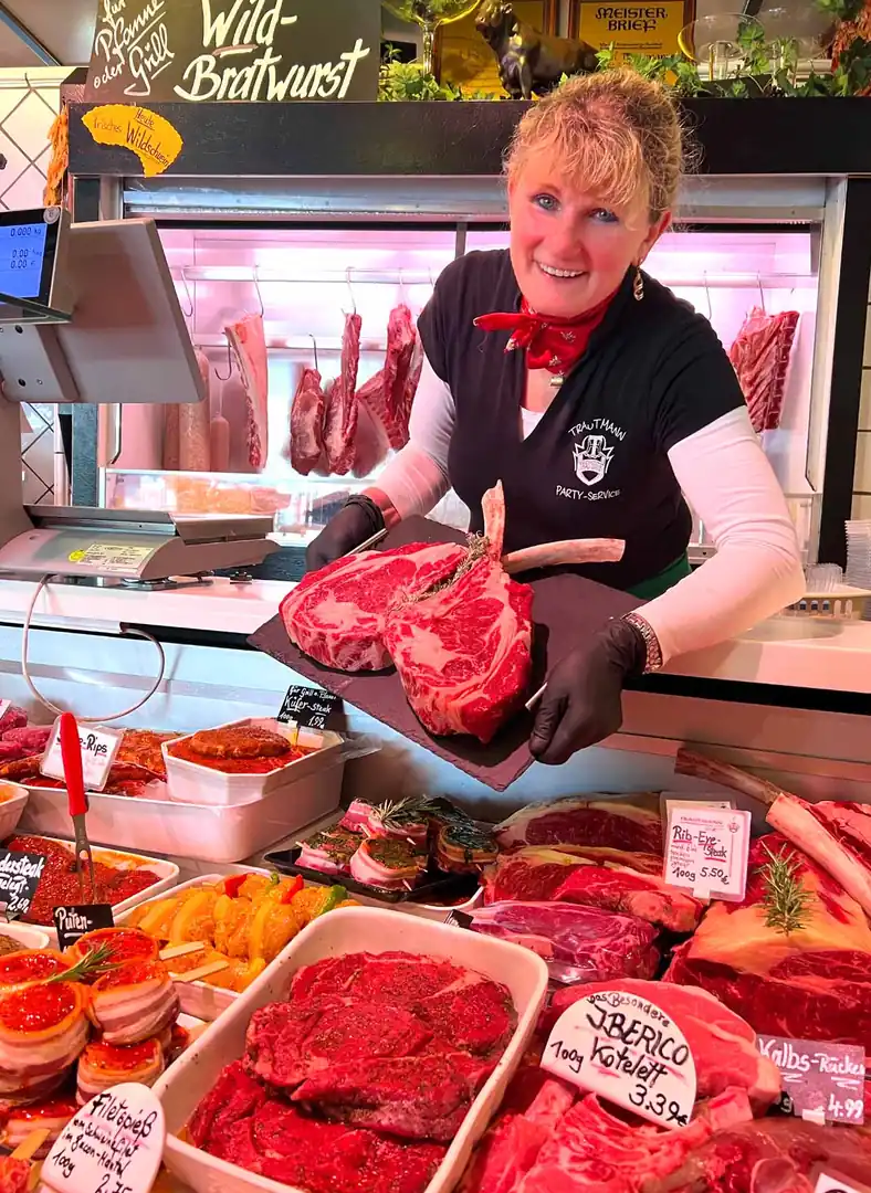 Persönliche Beratung an der Theke der Metzgerei Trautmann