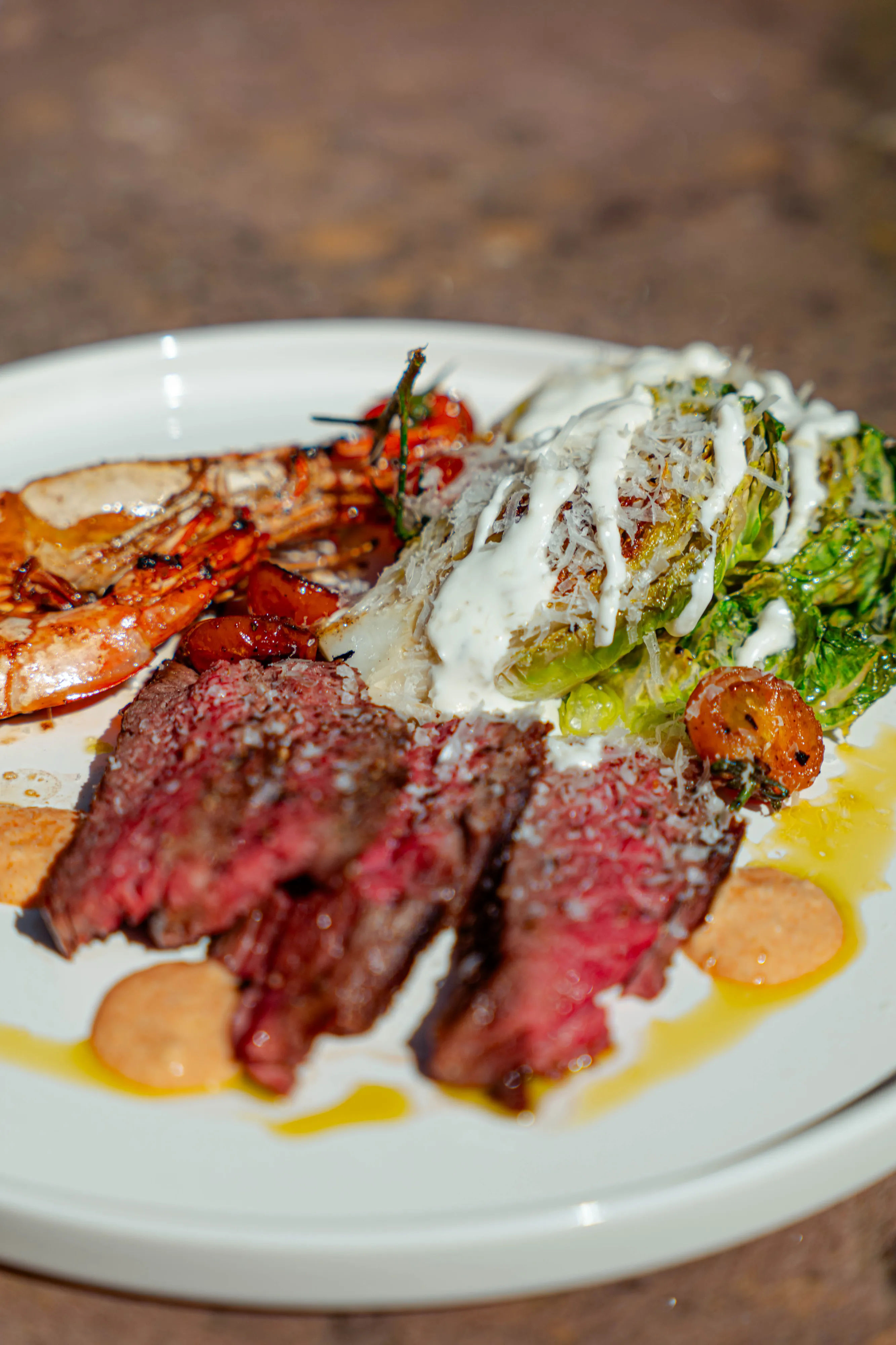 Sommelier Cut vom Bouf de Hohenlohe mit Black Tiger Garnelen und gegrillten Romana-Herzen
