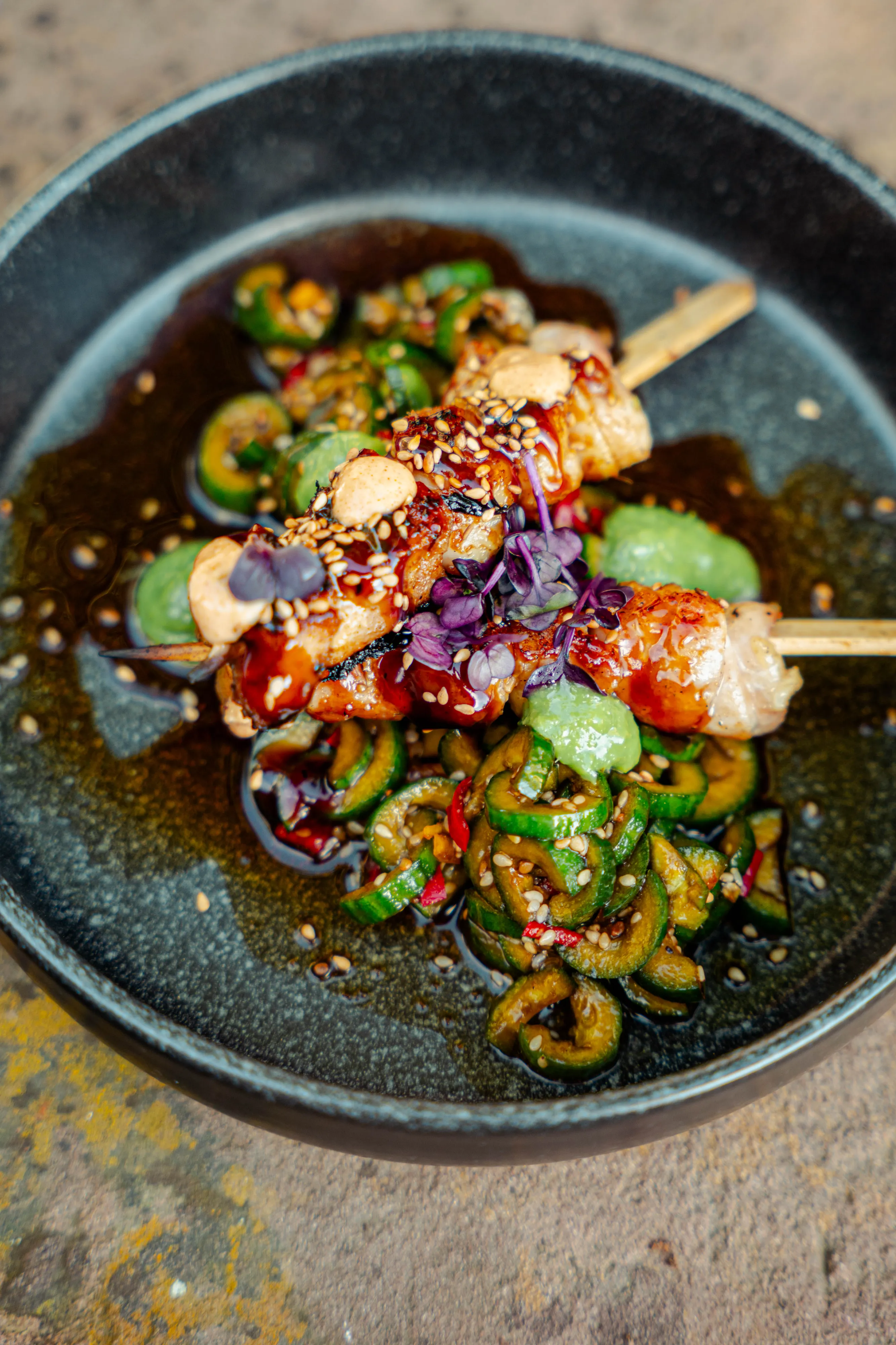 Gegrillte Yakitori-Spieße mit koreanischem Gurkensalat und Miso Mayo